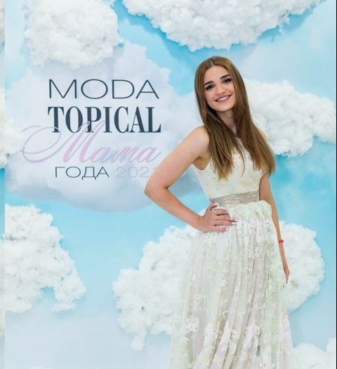 Эльмира Аббасова стала ведущей 10ой юбилейной премии «Мама года 2021» журнала  Moda Topical
